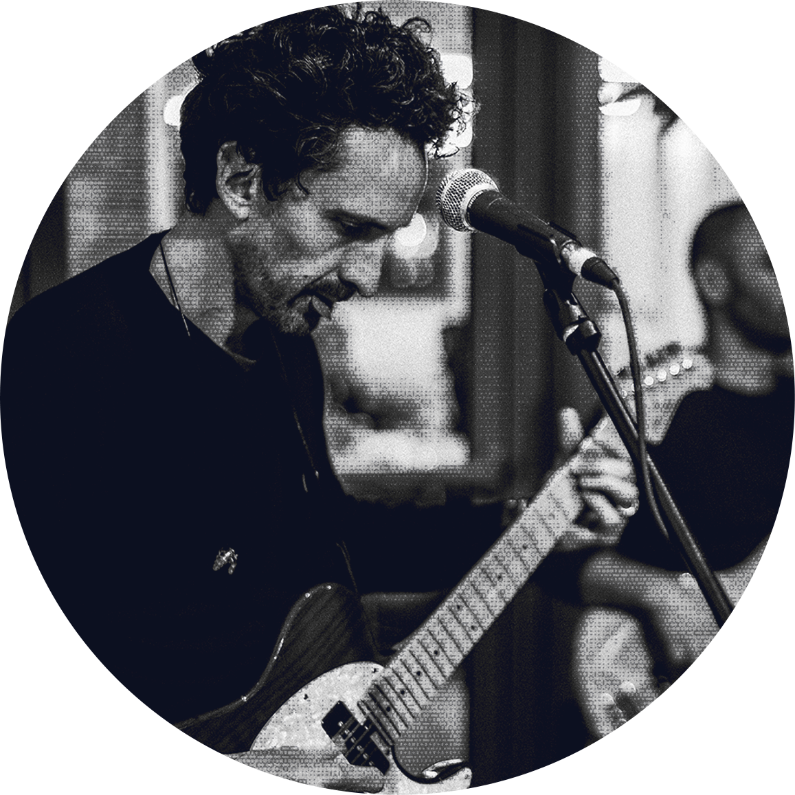 Thomas Payan, fondateur de MOJOTONE, en concert à la guitare