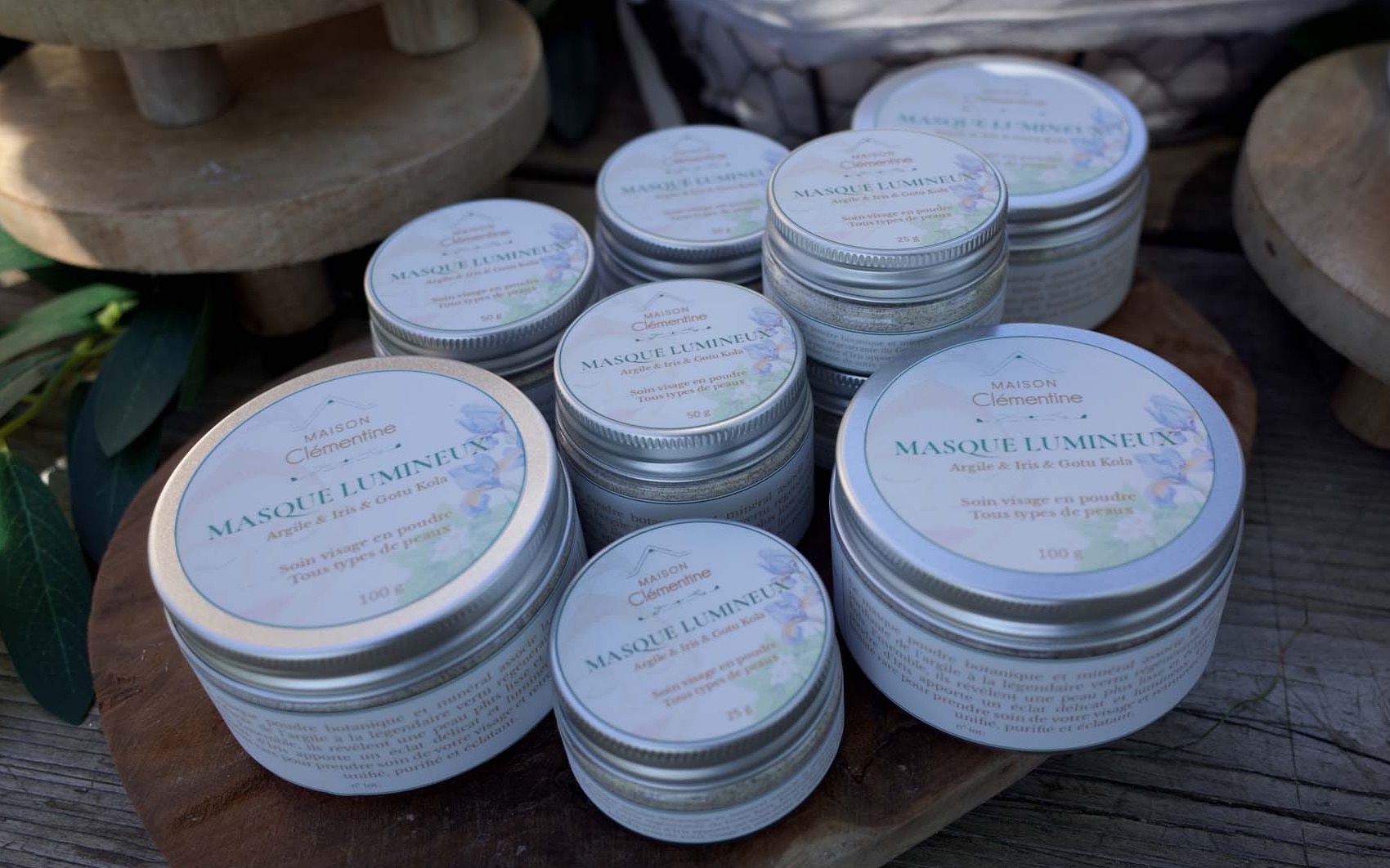 Pots et boîtes de masque lumineux de plusieurs formats, avec leurs étiquettes Maison Clémentine