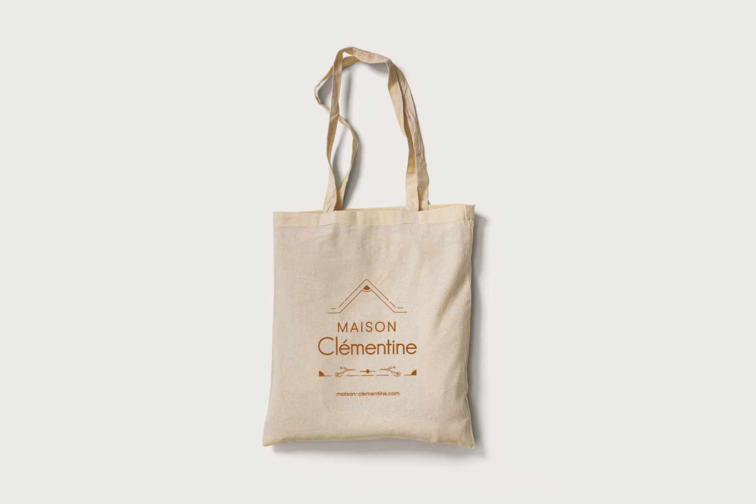 Tote bag en coton écru avec le logo Maison Clémentine imprimé en terre de sienne